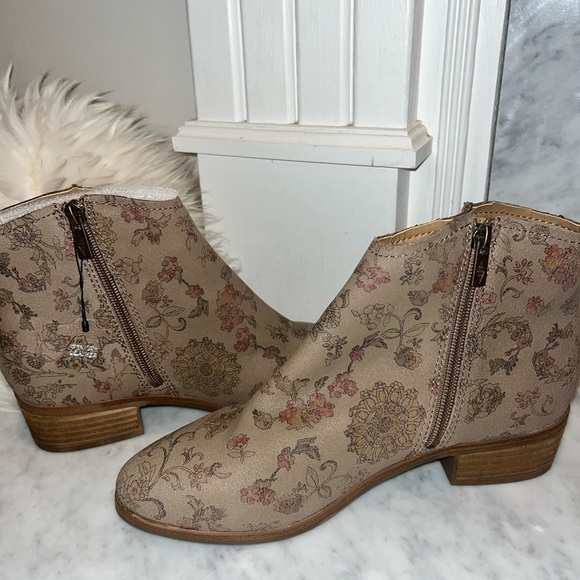 𝅺New! American Rag Floral Taupe Jolene Western Ankle Bootie - Picture 5 of 12
